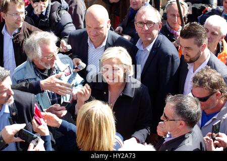 Erquy, Bretagne, Frankreich. 31. März 2017. Auf den Präsidentschaftswahlkampf trail wieder französischen Front National Leader Marine Le Pen Braves linke Demonstranten um verärgerten Fischer im bretonischen Hafen treffen, wo Angeln und Austernbänke das Rückgrat der Wirtschaft sind. Bildnachweis: Lukas Peters/Alamy Live-Nachrichten Stockfoto