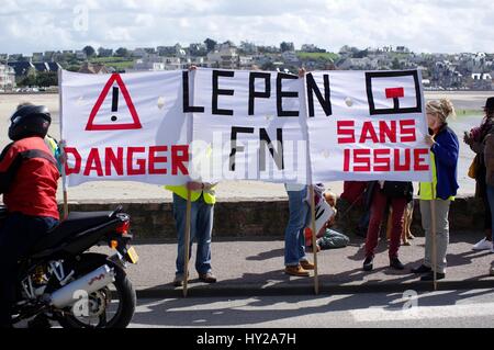 Erquy, Bretagne, Frankreich. 31. März 2017. Auf den Präsidentschaftswahlkampf trail wieder französischen Front National Leader Marine Le Pen Braves linke Demonstranten um verärgerten Fischer im bretonischen Hafen treffen, wo Angeln und Austernbänke das Rückgrat der Wirtschaft sind. Bildnachweis: Lukas Peters/Alamy Live-Nachrichten Stockfoto