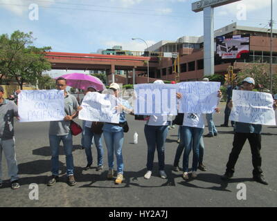 Puerto Ordaz, Venezuela. 31. März 2017. Arbeiter und Angestellten des staatlichen Unternehmens verantwortlich für die Versorgung mit Trinkwasser (Hidrobolivar) im südlichen Bundesstaat Bolivar, zusammen mit Arbeitern aus dem staatlichen Unternehmen verantwortlich für die öffentlichen Verkehrsmittel Service Operations (Transbolivar), beschlossen Protest in der Guayana-Allee von Puerto Ordaz, fordern eine Gehaltserhöhung. Dieser Protest Auto Staus im gesamten Bereich der Stadt Alta Vista verursacht. Hohe Lebensmittelpreise in Venezuela haben Arbeitnehmer Löhne verschlechtert. Bildnachweis: Jorgeprz/Alamy Live-Nachrichten Stockfoto