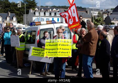 Erquy, Bretagne, Frankreich. 31. März 2017. Auf den Präsidentschaftswahlkampf trail wieder französischen Front National Leader Marine Le Pen Braves linke Demonstranten um verärgerten Fischer im bretonischen Hafen treffen, wo Angeln und Austernbänke das Rückgrat der Wirtschaft sind. Bildnachweis: Lukas Peters/Alamy Live-Nachrichten Stockfoto