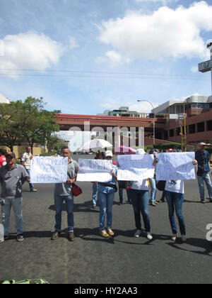 Puerto Ordaz, Venezuela. 31. März 2017. Arbeiter und Angestellten des staatlichen Unternehmens verantwortlich für die Versorgung mit Trinkwasser (Hidrobolivar) im südlichen Bundesstaat Bolivar, zusammen mit Arbeitern aus dem staatlichen Unternehmen verantwortlich für die öffentlichen Verkehrsmittel Service Operations (Transbolivar), beschlossen Protest in der Guayana-Allee von Puerto Ordaz, fordern eine Gehaltserhöhung. Dieser Protest Auto Staus im gesamten Bereich der Stadt Alta Vista verursacht. Hohe Lebensmittelpreise in Venezuela haben Arbeitnehmer Löhne verschlechtert. Jorgeprz/Alamy Live-Nachrichten Stockfoto