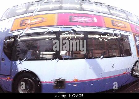 Glasgow, Vereinigtes Königreich. 31. März 2017. Bus fährt bei starkem Regen in Glasgow. Bildnachweis: ALAN OLIVER/Alamy Live-Nachrichten Stockfoto