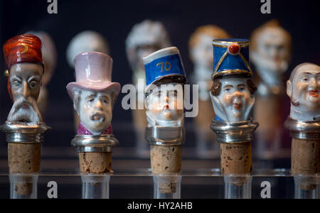 Meißen, Deutschland. 23. März 2017. Flasche Kork Karikaturen (Modelljahr 1860) auf dem Display in das Meissener Porzellan Stiftung Musuem in Meißen, Deutschland, 23. März 2017. Eine besondere Ausstellung unter dem Titel "Meissen-Variationen. Vom Nachttopf, Tafelservice "begann am 25 März. Foto: Arno Burgi/Dpa-Zentralbild/Dpa/Alamy Live-Nachrichten Stockfoto