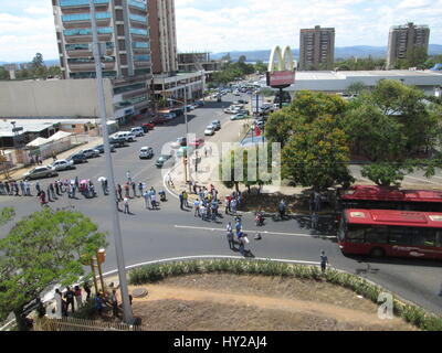 Puerto Ordaz, Venezuela. 31. März 2017. Arbeiter und Angestellten des staatlichen Unternehmens verantwortlich für die Versorgung mit Trinkwasser (Hidrobolivar) im südlichen Bundesstaat Bolivar, zusammen mit Arbeitern aus dem staatlichen Unternehmen verantwortlich für die öffentlichen Verkehrsmittel Service Operations (Transbolivar), beschlossen Protest in der Guayana-Allee von Puerto Ordaz, fordern eine Gehaltserhöhung. Dieser Protest Auto Staus im gesamten Bereich der Stadt Alta Vista verursacht. Hohe Lebensmittelpreise in Venezuela haben Arbeitnehmer Löhne verschlechtert. Jorgeprz/Alamy Live-Nachrichten Stockfoto