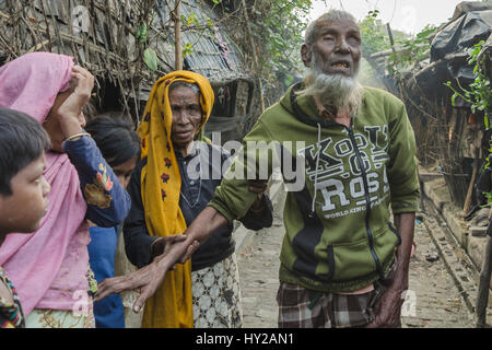 21. Dezember 2016 - Cox Bazar, Chittagong, Bangladesch - Caption: Teknaf, Chittagong, Bangladesch: ein neu angekommener Rohingya-paar innerhalb der unregistrierte Flüchtlingslager. Bildnachweis: Debsuddha Banerjee/ZUMA Draht/Alamy Live-Nachrichten Stockfoto