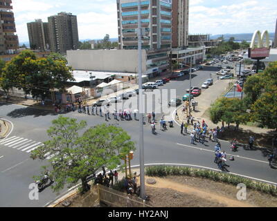 Puerto Ordaz, Venezuela. 31. März 2017. Arbeiter und Angestellten des staatlichen Unternehmens verantwortlich für die Versorgung mit Trinkwasser (Hidrobolivar) im südlichen Bundesstaat Bolivar, zusammen mit Arbeitern aus dem staatlichen Unternehmen verantwortlich für die öffentlichen Verkehrsmittel Service Operations (Transbolivar), beschlossen Protest in der Guayana-Allee von Puerto Ordaz, fordern eine Gehaltserhöhung. Dieser Protest Auto Staus im gesamten Bereich der Stadt Alta Vista verursacht. Hohe Lebensmittelpreise in Venezuela haben Arbeitnehmer Löhne verschlechtert. Jorgeprz/Alamy Live-Nachrichten Stockfoto