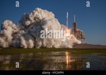 Cape Canaveral, USA. 30. März 2017. Die SpaceX Falcon 9 Rakete Mission Blasten SES-10 off ein kommerzieller Kommunikationssatellit vom Launch Complex 39A am Kennedy Space Center in Cape Canaveral, Florida 30. März 2017 trägt. Die SpaceX Mission markiert das erste Mal in der Geschichte der Raumfahrt, der die gleiche Rakete auf verwendet wurde zwei getrennte Missionen zu umkreisen. Bildnachweis: Planetpix/Alamy Live-Nachrichten Stockfoto