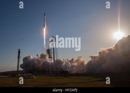 Cape Canaveral, USA. 30. März 2017. Die SpaceX Falcon 9 Rakete Mission Blasten SES-10 off ein kommerzieller Kommunikationssatellit vom Launch Complex 39A am Kennedy Space Center in Cape Canaveral, Florida 30. März 2017 trägt. Die SpaceX Mission markiert das erste Mal in der Geschichte der Raumfahrt, der die gleiche Rakete auf verwendet wurde zwei getrennte Missionen zu umkreisen. Bildnachweis: Planetpix/Alamy Live-Nachrichten Stockfoto