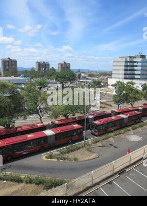 Puerto Ordaz, Venezuela. 31. März 2017. Arbeiter und Angestellten des staatlichen Unternehmens verantwortlich für die Versorgung mit Trinkwasser (Hidrobolivar) im südlichen Bundesstaat Bolivar, zusammen mit Arbeitern aus dem staatlichen Unternehmen verantwortlich für die öffentlichen Verkehrsmittel Service Operations (Transbolivar), beschlossen Protest in der Guayana-Allee von Puerto Ordaz, fordern eine Gehaltserhöhung. Dieser Protest Auto Staus im gesamten Bereich der Stadt Alta Vista verursacht. Hohe Lebensmittelpreise in Venezuela haben Arbeitnehmer Löhne verschlechtert. Jorgeprz/Alamy Live-Nachrichten Stockfoto