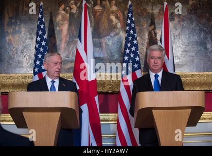 London, UK. 31. März 2017. US-Verteidigungsminister Jim Mattis während einer gemeinsamen Pressekonferenz mit britischen Verteidigung-Minister Sir Michael Fallon im Lancaster House 31. März 2017 in London, Vereinigtes Königreich. Bildnachweis: Planetpix/Alamy Live-Nachrichten Stockfoto