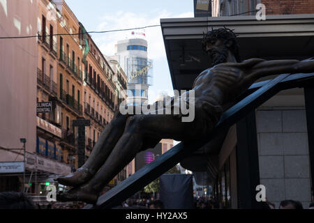 Madrid, Spanien. 31. März 2017. Schnitzen von "Santisimo Cristo De La Fe" statt Christus mit dem Aas Gebäude im Hintergrund während der Via Crucis in Madrid. Bildnachweis: Valentin Sama-Rojo/Alamy Live-Nachrichten Stockfoto