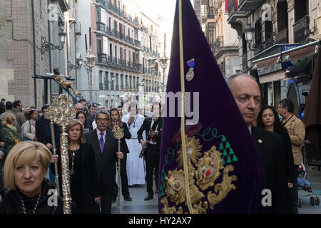 Madrid, Spanien. 31. März 2017. Mitglieder der "Hermandad de los Gitanos" (Bruderschaft der Zigeuner, in spanischer Sprache) führt der Kreuzweg Christi "Santisimo Cristo De La Fe" in Madrid. Bildnachweis: Valentin Sama-Rojo/Alamy Live-Nachrichten Stockfoto