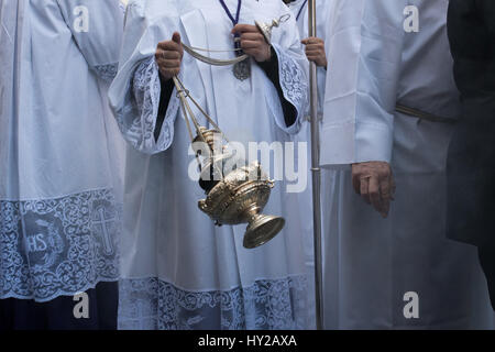 Madrid, Spanien. 31. März 2017. Detail von den Händen einer Person verschieben ein Räuchergefäß während der Kreuzweg Christi "Santisimo Cristo De La Fe" statt in Madrid. Bildnachweis: Valentin Sama-Rojo/Alamy Live-Nachrichten Stockfoto