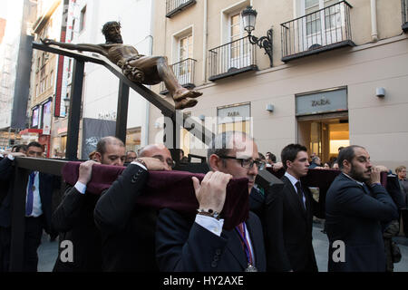 Madrid, Spanien. 31. März 2017. Männliche Mitglieder der "Hermandad de los Gitanos" (Bruderschaft der Zigeuner, in spanischer Sprache) tragen das Schnitzen Christi "Santisimo Cristo De La Fe" in Madrid. Bildnachweis: Valentin Sama-Rojo/Alamy Live-Nachrichten Stockfoto