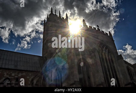 Malton Mowbray, Leicestershire, UK. 31. März 2017. Großbritannien Wetter. Sonnenschein und dramatische Wolken über St Mary Parish Kirche wärmeren Tag für diese Zeit des Jahres. Bildnachweis: Clifford Norton/Alamy Live-Nachrichten Stockfoto