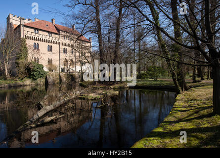 Außenansicht des Seifersdorf Burg in Seifersdorf, Deutschland, 31. März 2017. Das Schloss wurde um 1530 erbaut und umgebaut im neugotischen Stil zwischen 1818 und 1826. Foto: Arno Burgi/Dpa-Zentralbild/dpa Stockfoto