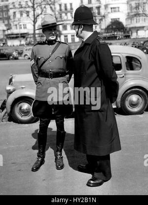 4. April 1953 - nur ein paar Bullen... EINE KÖNIGLICHE KANADISCHE '' MOUNTIE'' KOMMT NACH LONDON... Fünfundvierzig Royal Canadian Mounted Police, in ihren Frack Scharlachrot und gelbe Uniformen werden in die Krönungsprozession Reiten... Das erste Kontingent Sgt. Tom Norn ist in London angekommen... Die SGT sagte, dass die Mounties nicht wirklich mehr montiert sind-sie ihre Jagd in hohen angetriebene Autos tun... Er sagte, dass das Kontingent von London zu gehen, eine Reitschule, bevor sie für ihre Prozessionsweg Job links... Keystone-Fotoshows: - Sgt. Tom Horn - chats zu einem typischen Londoner Polizisten - bei einem Spaziergang ich Stockfoto