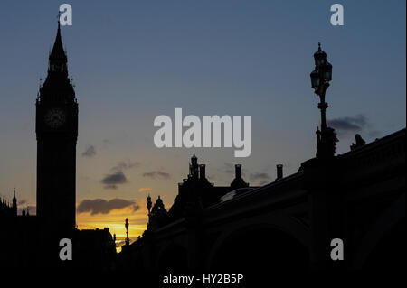 London, UK. 31. März 2017. UK-Wetter: Die Sonne geht hinter den Houses of Parliament, Westminster. Bildnachweis: Stephen Chung/Alamy Live-Nachrichten Stockfoto