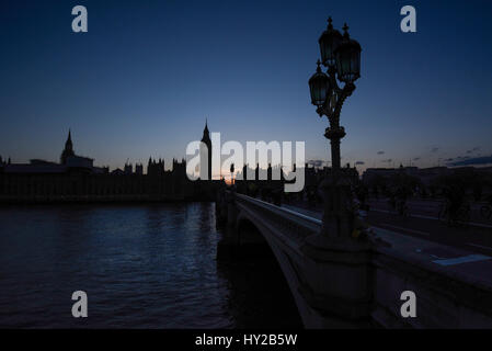 London, UK. 31. März 2017. UK-Wetter: Die Sonne geht hinter den Houses of Parliament, Westminster. Bildnachweis: Stephen Chung/Alamy Live-Nachrichten Stockfoto