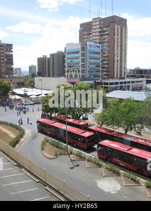 Puerto Ordaz, Venezuela. 31. März 2017. Arbeiter und Angestellten des staatlichen Unternehmens verantwortlich für die Versorgung mit Trinkwasser (Hidrobolivar) im südlichen Bundesstaat Bolivar, zusammen mit Arbeitern aus dem staatlichen Unternehmen verantwortlich für die öffentlichen Verkehrsmittel Service Operations (Transbolivar), beschlossen Protest in der Guayana-Allee von Puerto Ordaz, fordern eine Gehaltserhöhung. Dieser Protest Auto Staus im gesamten Bereich der Stadt Alta Vista verursacht. Hohe Lebensmittelpreise in Venezuela haben Arbeitnehmer Löhne verschlechtert. Jorgeprz/Alamy Live-Nachrichten Stockfoto