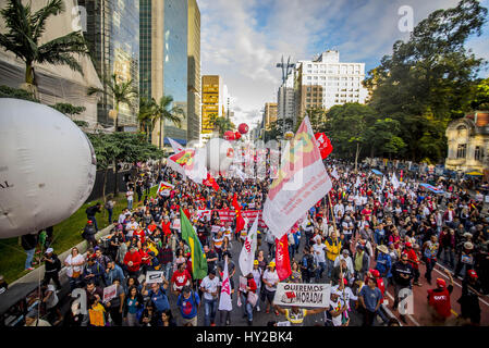 31. März 2017 - SâO Paulo, São Paulo, Brasilien - Arbeiter nehmen Sie Teil an einer Protestkundgebung gegen Arbeits- und sozialrechtlichen Reformvorhaben in Sao Paulo, Brasilien, 31. März 2017. Bildnachweis: Cris Faga/ZUMA Draht/Alamy Live-Nachrichten Stockfoto