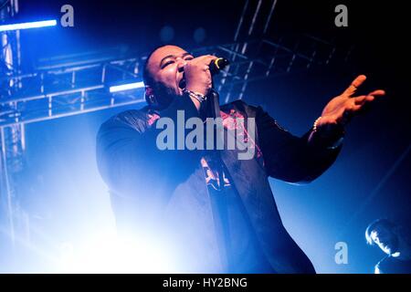 Mailand, Italien. 31. März 2017. Sergio Sylvestre, italienischer Sänger und Sieger der italienischen Castingshow Amici, tritt bei der Magazzini Generali Credit: Mairo Cinquetti/Alamy Live News Stockfoto