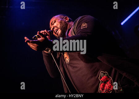 Mailand, Italien. 31. März 2017. Sergio Sylvestre, italienischer Sänger und Sieger der italienischen Castingshow Amici, tritt bei der Magazzini Generali Credit: Mairo Cinquetti/Alamy Live News Stockfoto