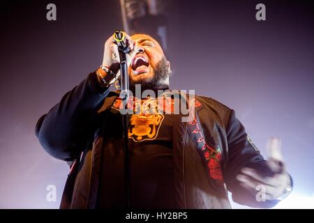 Mailand, Italien. 31. März 2017. Sergio Sylvestre, italienischer Sänger und Sieger der italienischen Castingshow Amici, tritt bei der Magazzini Generali Credit: Mairo Cinquetti/Alamy Live News Stockfoto