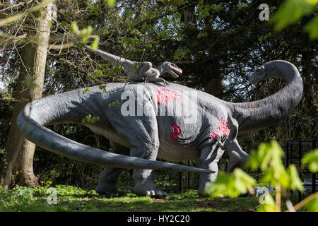 London, UK. 31. März 2017. Jurassic Königreich, eine neue Animatronic-Erfahrung sieht lebensgroße Dinorsaurs Übernahme Parks in ganz Großbritannien. Zum Auftakt in Osterley Park vom 1. bis 17. April 2017, macht es die perfekte Behandlung für die Familie mit mehr als 30 True-to-Life Dinosaurier-Modelle und Anlagen bereit, brüllen, spucken und Knurren auf diese mutig genug, hautnah und persönlich. Anderen Orten in ganz Großbritannien folgen. © OnTheRoad/Alamy Live-Nachrichten Stockfoto