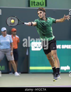 Miami, FL, USA. 31. März 2017. Roger Federer (SUI) in Aktion hier spielt Nick Kyrgios(AUS) in der 2017 Miami Open Tennis Spiel am 30. März 2017, im Tenniscenter im Crandon Park in Key Biscayne, FL. Credit: Andrew Patron/ZUMA Draht/Alamy Live News Stockfoto