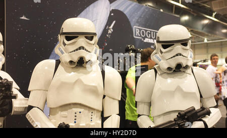 Adelaide, Australien. 1. April 2017. Comic-Fans kleiden sich in ihre Lieblings-Comic-Superheld Kostüme auf der OZ-Comic-Con-Convention in Adelaide Credit: Amer Ghazzal/Alamy Live-Nachrichten Stockfoto