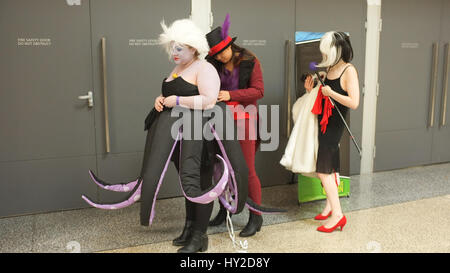 Adelaide, Australien. 1. April 2017. Comic-Fans kleiden sich in ihre Lieblings-Comic-Superheld Kostüme auf der OZ-Comic-Con-Convention in Adelaide Credit: Amer Ghazzal/Alamy Live-Nachrichten Stockfoto