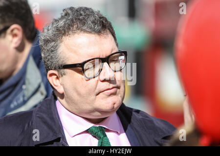 Kanton, Cardiff, Wales, UK. 1. April 2017. Stellvertretender Vorsitzender der Labour Party: Tom Watson, leiht seine Unterstützung der Labour Party Team vor Ort, Stephen Cunnah, Susan Elsmore und Ramesh Patel, auf den Straßen des Kantons, Cardiff, für ihre anstehenden Kommunalwahlen. Andrew Lewis/Alamy Live-Nachrichten Stockfoto