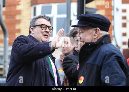 Kanton, Cardiff, Wales, UK. 1. April 2017. Stellvertretender Vorsitzender der Labour Party: Tom Watson, leiht seine Unterstützung der Labour Party Team vor Ort, Stephen Cunnah, Susan Elsmore und Ramesh Patel, auf den Straßen des Kantons, Cardiff, für ihre anstehenden Kommunalwahlen. Andrew Lewis/Alamy Live-Nachrichten Stockfoto