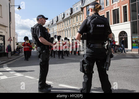 Windsor, UK. 1. April 2017. Bewaffnete Polizei in Position für die wieder eingesetzte Samstag ändern Wachablösung. Bildnachweis: Mark Kerrison/Alamy Live-Nachrichten Stockfoto