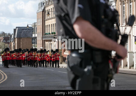 Windsor, UK. 1. April 2017. Ein bewaffneter Polizist in Position für die wieder eingesetzte Samstag ändern Wachablösung. Bildnachweis: Mark Kerrison/Alamy Live-Nachrichten Stockfoto