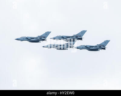 RAF Lossiemouth, Schottland. 31. März 2017. Tornado GR4 Durchflug an RAF Lossiemouth anlässlich die Auflösung der XV(R) Sqn nach 102 Jahren kontinuierlicher Service.  15 Squadron entstand am 1. März 1915 in Farnborough in Hampshire. Flugzeug von RAF Marham. Bildnachweis: Andrew Gransden/Alamy Live-Nachrichten Stockfoto