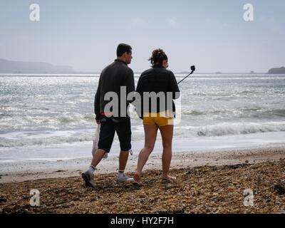 Bowleaze Weymouth, Dorset, UK. 1. April 2017. Ein feine und warmen Tag bringt Menschen, um Jurassic Küste Meer Stadt von Weymouth zu genießen. Ein Spaziergang entlang des Sandstrandes von Bowleaze. © Bildnachweis DTNews/Alamy Live News Stockfoto