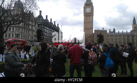 London, UK. 1. APRIL 2017. Kredit-Demonstranten, Rallye im Parlament Square Garden, ein Protest gegen die Regierung, das Wohngeld für 18-21 jährige, ax: Massimiliano Finzi/Alamy Live News. Stockfoto