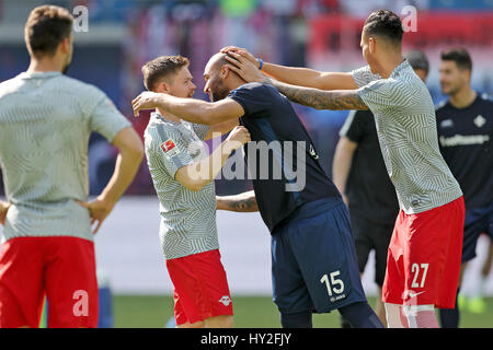 Leipziger Spieler Dominik Kaiser (l) und Davie Selke (r) Gruß Ex-Leipziger und Darmstadts Terrence Boyd (M) vor dem deutschen Fußball-Bundesliga-Fußball-match zwischen RB Leipzig und Darmstadt 98 in der Red Bull Arena, Leipzig, Deutschland, 1. April 2017.      (EMBARGO Bedingungen - Achtung: aufgrund der Akkreditierungsrichtlinien die DFL nur erlaubt die Veröffentlichung und Nutzung von bis zu 15 Bilder pro Spiel im Internet und in Online-Medien während des Spiels.) Foto: Jan Woitas/Dpa-Zentralbild/dpa Stockfoto