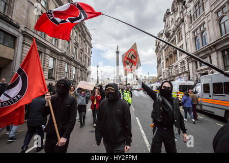 London, UK. 1. April 2017. Antifaschistische Gruppen einschließlich vereinen gegen Faschismus (UAF) Zusammenstoß mit der Polizei mit einigen Festnahmen während protestieren gegen rechtsextremen britischen nationalistische Gruppen einschließlich Britain First und der English Defence League (EDL) bei ihren "Marsch gegen den Terrorismus" durch die Londoner vor dem Hintergrund der jüngsten Terroranschläge in Westminster. Polizei verhaftet 14 Personen bei den Zusammenstößen. © Guy Corbishley/Alamy Live-Nachrichten Stockfoto