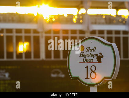 Humble, Texas, USA. 1. April 2017. Das 18. grün vor Beginn der dritten Runde der Shell Houston Open im Golf Club in Houston in Humble, Texas. John Glaser/CSM/Alamy Live-Nachrichten Stockfoto