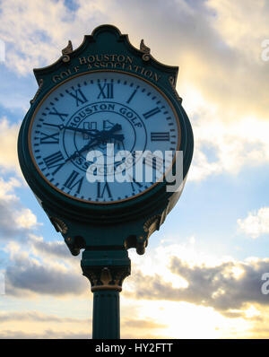 Humble, Texas, USA. 1. April 2017. Houston Golf Verband Uhr bei Sonnenaufgang vor dem Start der dritten Runde der Shell Houston Open im Golf Club in Houston in Humble, Texas. John Glaser/CSM/Alamy Live-Nachrichten Stockfoto