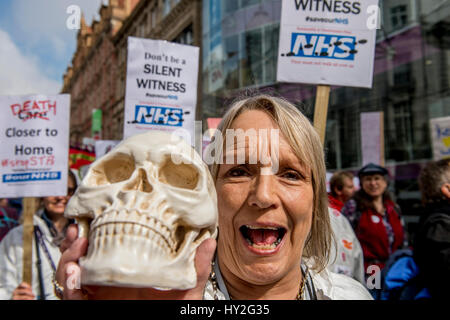 Leeds, UK. 1. April 2017. Etwa eine 1000-Aktivisten kämpfen, um die NHS retten besuchte eine März & Rallye im Stadtzentrum von Leeds, Yorkshire Credit: Mark Harvey/Alamy Live News Bildnachweis: Mark Harvey/Alamy Live News Stockfoto