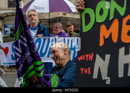 Leeds, UK. 1. April 2017. Etwa eine 1000-Aktivisten kämpfen, um die NHS retten besuchte eine März & Rallye im Stadtzentrum von Leeds, Yorkshire Credit: Mark Harvey/Alamy Live News Bildnachweis: Mark Harvey/Alamy Live News Stockfoto