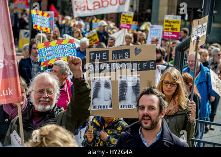 Leeds, UK. 1. April 2017. Etwa eine 1000-Aktivisten kämpfen, um die NHS retten besuchte eine März & Rallye im Stadtzentrum von Leeds, Yorkshire Credit: Mark Harvey/Alamy Live News Bildnachweis: Mark Harvey/Alamy Live News Stockfoto