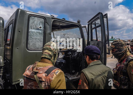 1. April 2017 - Srinagar, Jammu und Kaschmir, Indien - indische Armee Soldaten untersuchen ihr beschädigte Fahrzeug nach einem militanten Angriff auf ihren Konvoi auf 1. April 2017 in Srinagar, der Sommer, die Hauptstadt des indischen Kaschmir, Indien verabreicht. Militanten eröffnet das Feuer auf eine indische Armee-Konvoi, Verwundung mindestens drei indische Armee Soldaten vor der indische Premierminister Narendra Modi-Besuch in der umstrittenen Region des Himalaya Morgen verdächtigt ist, die, 9,28 km Chenani-Nashri-Tunnel am Sonntag, den längsten Autobahntunnels Eröffnung verkürzen den Abstand zwischen Winterhauptstadt Jammu und Srinag Stockfoto