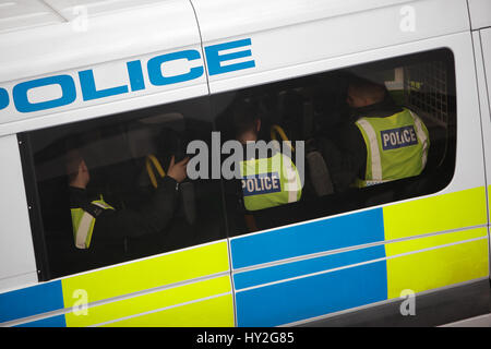 London UK 1. April 2017 EDL (English Defence League) und Großbritannien erste März Trog Londoner was Protest gegen inszeniert sehen sie eine schwache Reaktion auf den Terroranschlag in London vor einigen Wochen begangen und sehen, was sie als die islamische Drohung, Gegendemonstrant innen aus der AFL (Anti-Fascist League) stießen mit der Polizei. Bildnachweis: Paul Quezada-Neiman/Alamy Live-Nachrichten Stockfoto