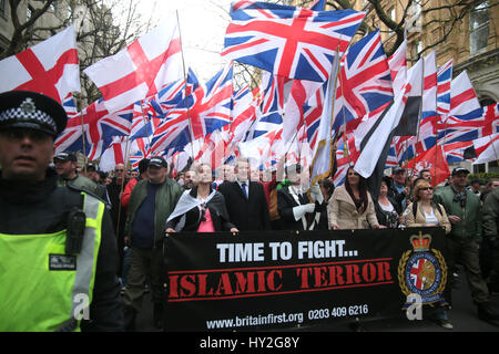 London UK 1. April 2017 die EDL (English Defence League) und Großbritannien erste inszeniert eine März Trog Zentrum Londons zu protestieren, was sie, eine schwache Antwort auf die terroristische Handlung in London vor einigen Wochen sehen und sehen, was sie als die islamische Bedrohung Gegendemonstrant innen aus der AFL (Anti-Fascist League) kollidierte mit Polizei, Paul Golding und Jayda Fransen an der Vorderseite des Marsches. Bildnachweis: Paul Quezada-Neiman/Alamy Live-Nachrichten Stockfoto