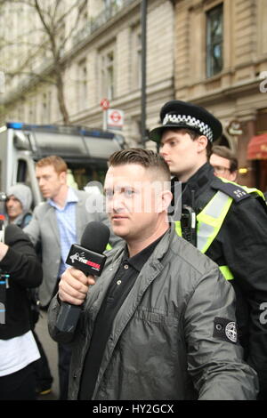 London, UK. 1. April 2017.Former Führer der EDL Tommy Robinson tauchte bei der Rallye, aber benötigt eine große Anzahl von Polizei, um ihn und er schnell Links schützen. Rechtsextreme Gruppen Britain First und der English Defence League (EDL) halten eine Kundgebung in Whitehall, gestützt auf die jüngsten Terroranschläge in nahe gelegenen Westminster als Rechtfertigung. Eine Zähler Einheit Demo wird von Unite gegen Faschismus (UAF) gehalten. Bildnachweis: Roland Ravenhill/Alamy Live-Nachrichten Stockfoto